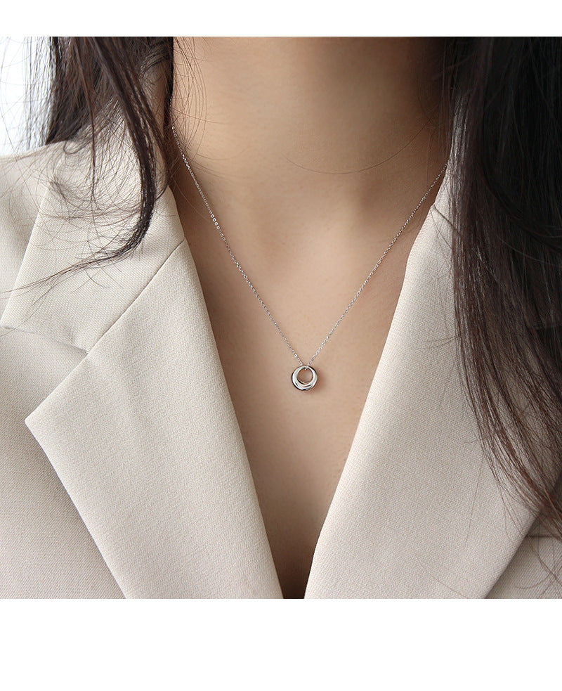 Geometric ring short clavicle necklace