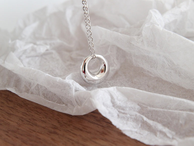 Geometric ring short clavicle necklace