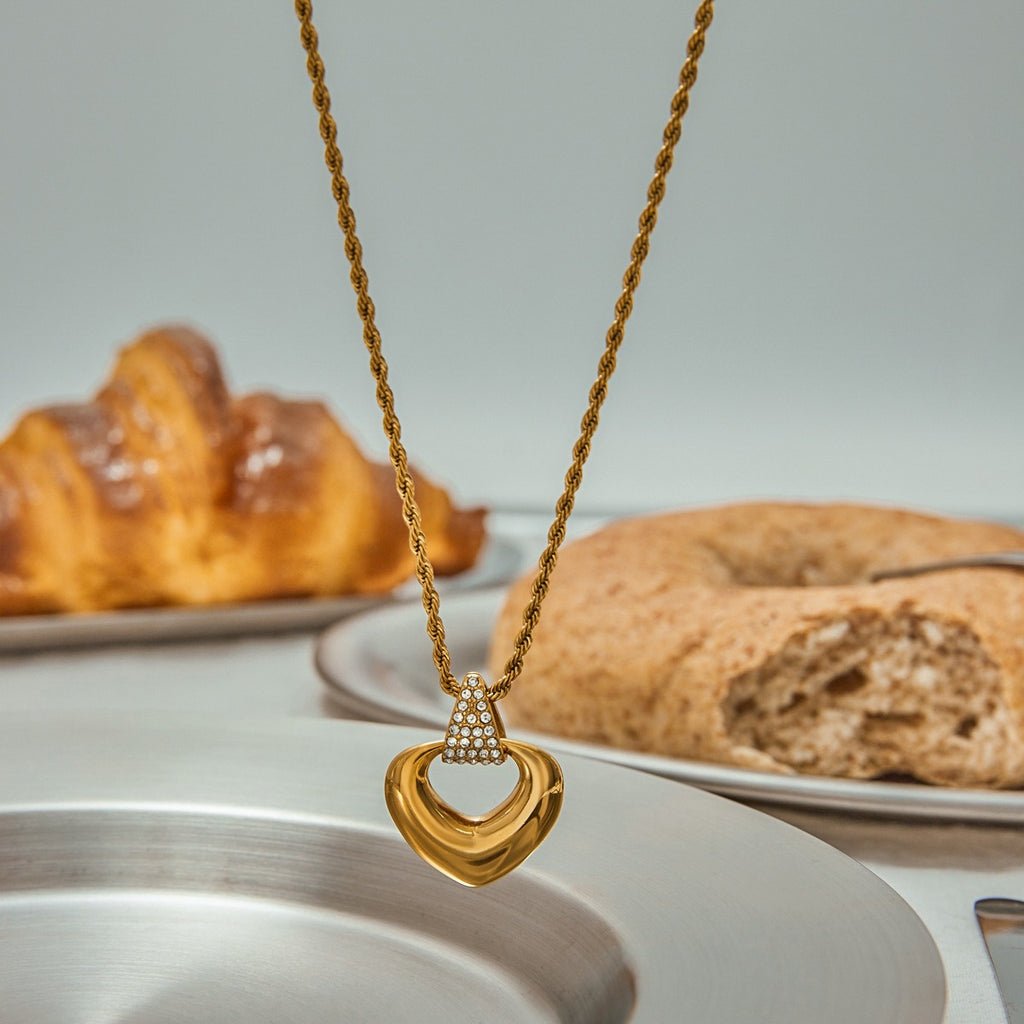 18K Gold Hollow Heart Necklace – Minimalist Elegant Pendant